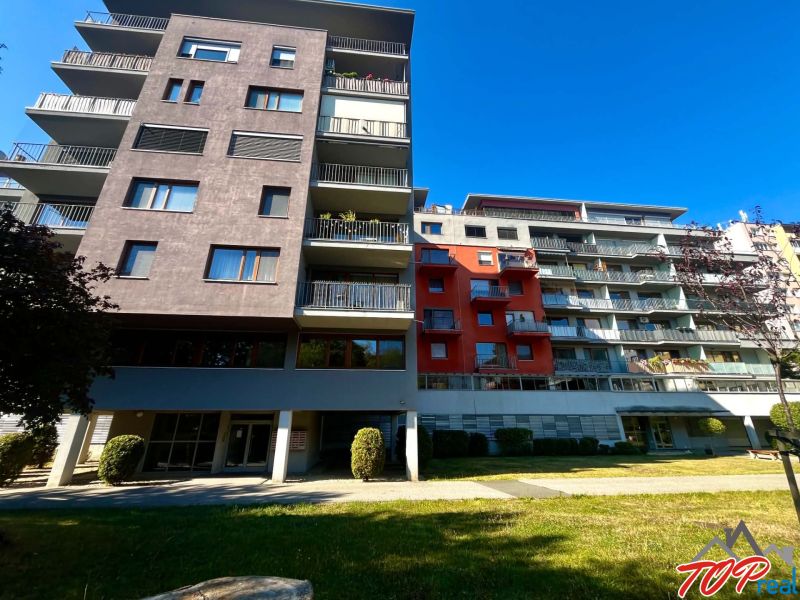 Lakóház az Obrody utcában, Kassán - Nyugati városrész, erkélyekkel és zöldterülettel.