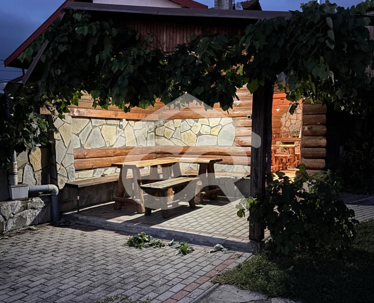 Podhájskán, a Hlboká utcában található üdülő apartman szabadtéri ülőhelyet kínál a szőlőlugas alatt.