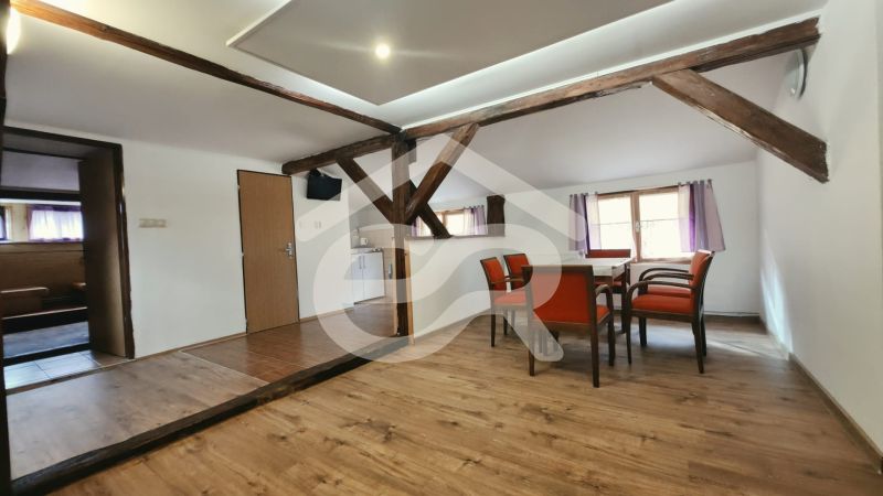 Ebédlő fa gerendákkal és fa dekorációjú padlóval a Nyaraló apartmanban.