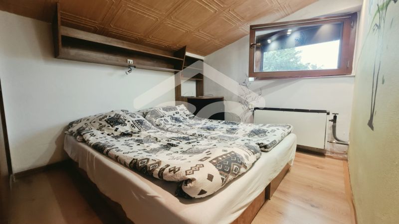 Tetőtéri hálószoba franciaággyal, polccal és ablakkal, Nyaraló apartman.