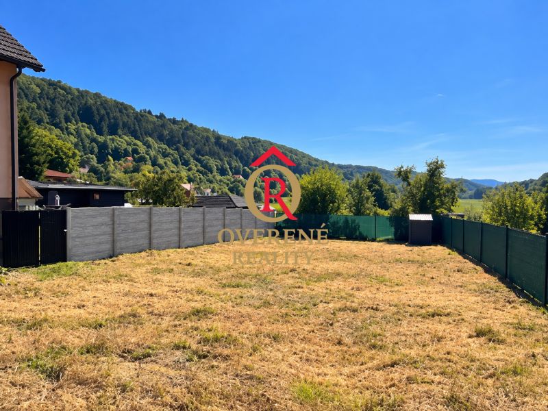Lakótelek Sebedín-Bečovban, a Sebedín utcában, természettel körülvéve és bekerítve.