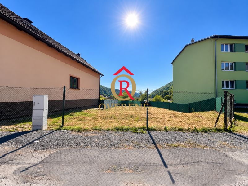 Lakótelek Sebedín-Bečovban a Sebedín utcában, bekerített, épületek mellett.