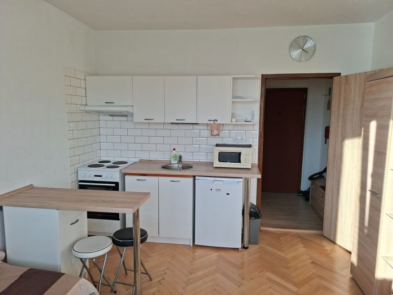 Konyhasarok fa dekor padlóval a garzonlakásban.