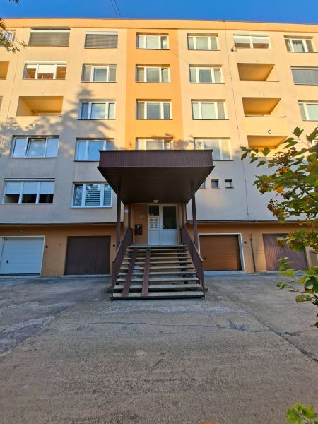 Lakóház Prievidzán, a Benedikta utcában, garázzsal és bejárati lépcsővel.