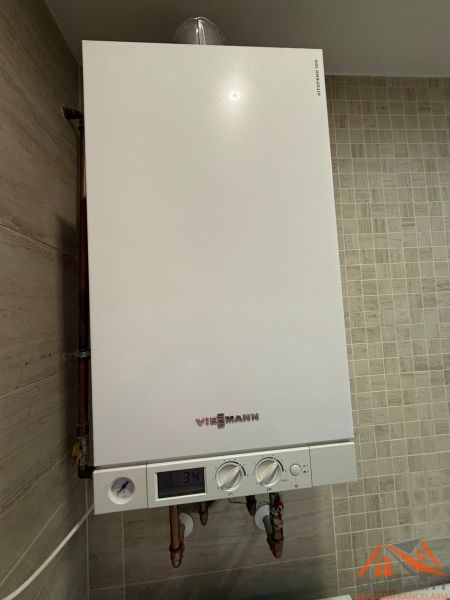 A Viessmann márkájú kondenzációs kazán egy kétszobás lakás belsejében, bézs csempéken.