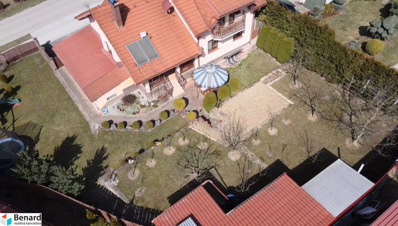 Családi ház Ólublón kerttel, gyepfelülettel, pavilonnal és napkollektorokkal a tetőn.