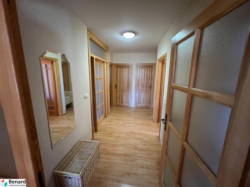 Családi ház folyosója fa dekorációs padlóval és több ajtóval.
