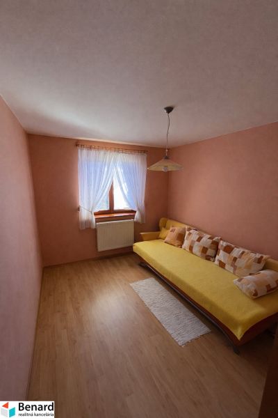 Szoba fa padló dekorációval és kanapéval egy családi házban.