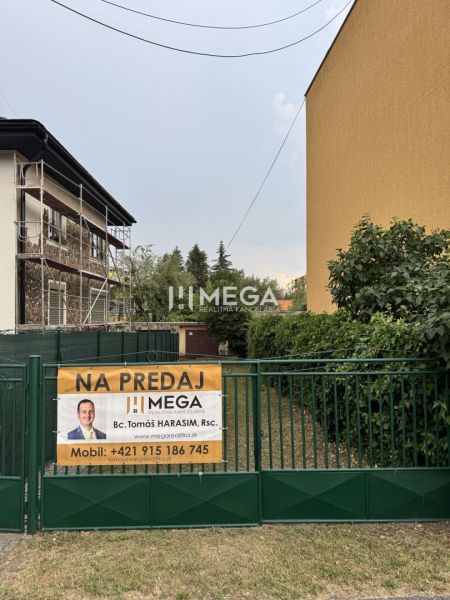 A Felszabadítók utcájában, Homonnán garázsok eladók.