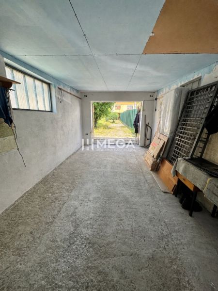 Betonpadló a garázsban nappali fénnyel és nyitott ajtóval az Osloboditeľov utcán, Humenné.