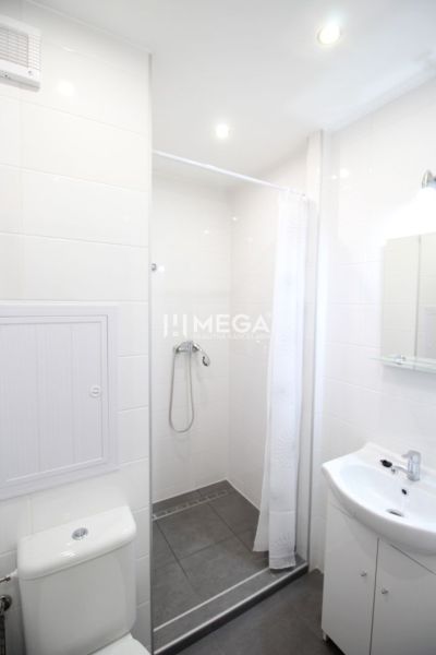 Fürdőszoba a nyaraló apartmanban WC-vel, zuhanyzóval és mosdóval.