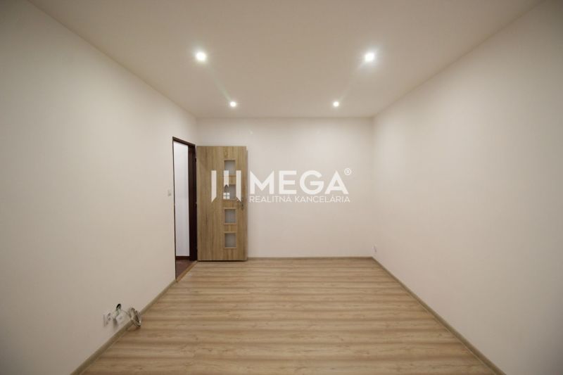 Üres szoba egy rekreációs apartmanban, fa dekorációjú padlóval és világos festéssel.