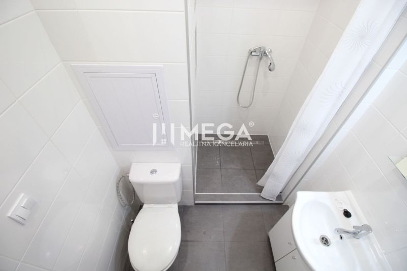Fürdőszoba a nyaraló apartmanban WC-vel, zuhanyzóval és mosdóval.