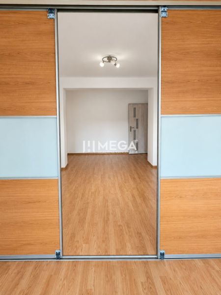 2 szobás lakás belső tere fa dekoros ajtókkal és padlóval.