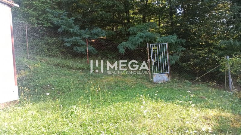 Kertek Homonnán kerítéssel és kapuval, zölddel és erdővel körülvéve Homonnán.