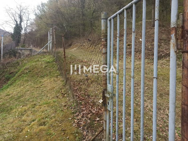 Kapú és kerítés a kertben az erdő szélén, Homonnán, a Kertek utcában.