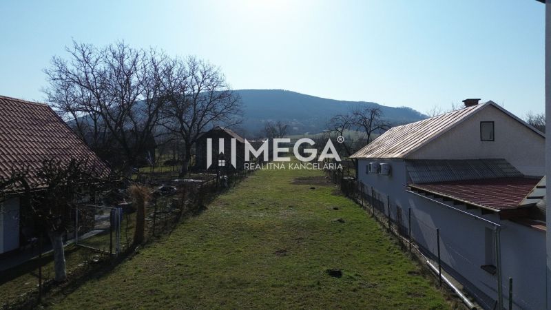 Kilátás Ptičieről Ptičie felé - lakóterületek kilátással a hegyekre.