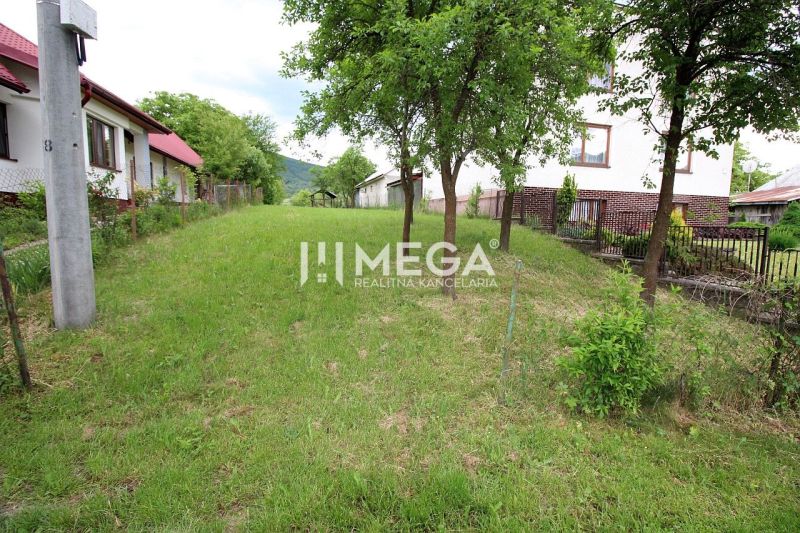Lakóterületek Ptičíben, a Ptičie utcában, füves felülettel és fákkal.