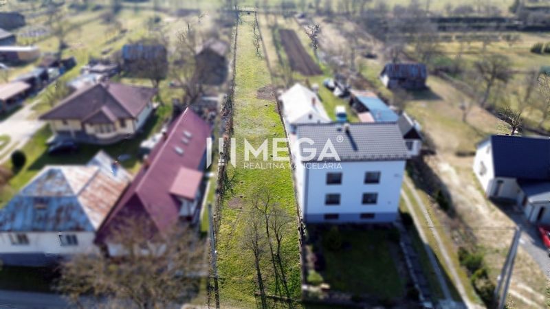 Kilátás egy keskeny lakótelken Ptičie-ben, a Ptičie utcán, házakkal körülvéve.