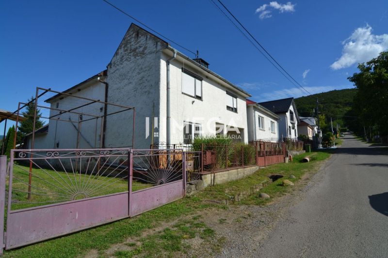Családi ház a Hažín nad Cirochou utcában kerttel és kapuval.