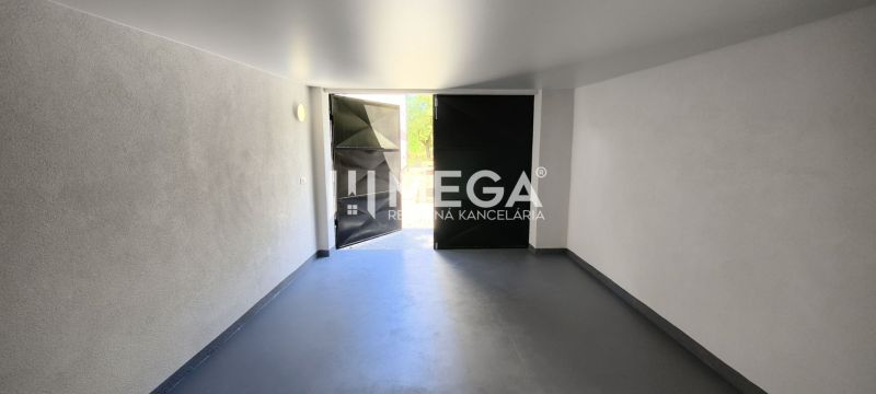 Tágas szoba nyitott ajtókkal, bejárat egy 4 szobás lakásból, világos fal.
