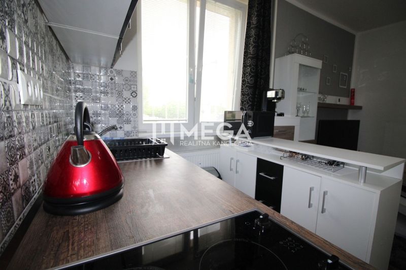 Konyhabútor dekoratív burkolatokkal és készülékekkel a Nyaraló apartmanban.