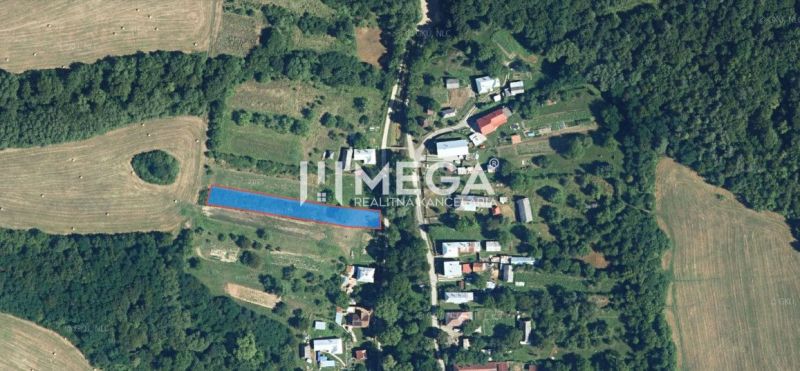 Légi felvétel a Vyšné Ladičkovce-i lakóterületekről, amelyeket mezők és erdők vesznek körül.