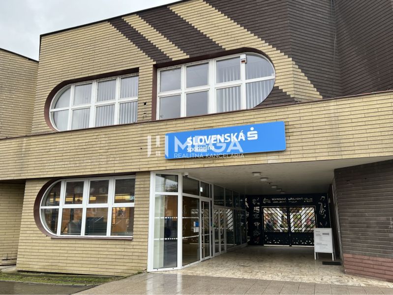 A Stropkovi Fő utcán található irodák külső része, ahol a dominánsak az íves ablakok.