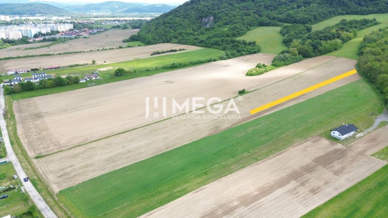 Légi felvétel a mezőgazdasági és erdészeti területekről a Jasenov-i Hosszú utcánál.