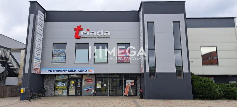Bevásárlóközpont irodákkal a Szabadság téren, Homonnán.