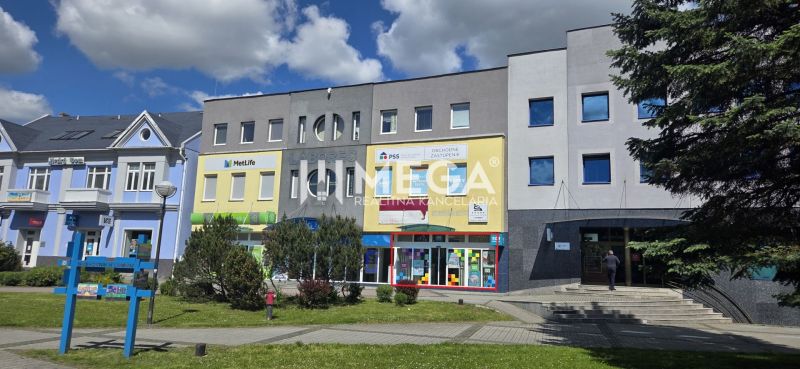 Üzlethelyiségek a szabadság téren Homonnán, modern homlokzatok és kirakatok.