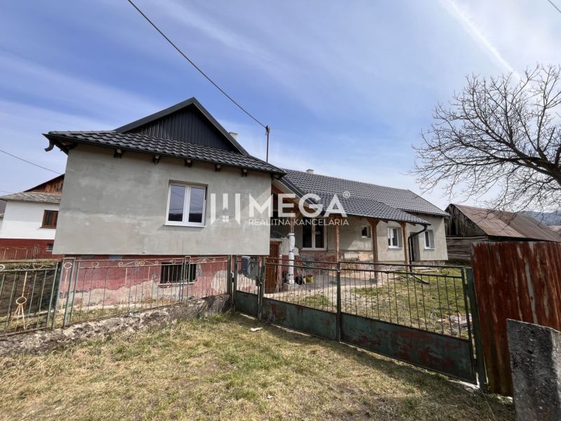 Családi ház Pakostov községben, Pakostov utcában, kerttel és fém kerítéssel.