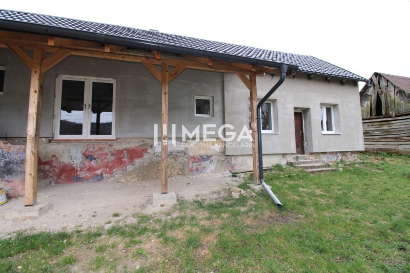 Pakostovi rodinný ház szigetelés nélküli homlokzattal és gerendás verandával a Pakostov utcában.