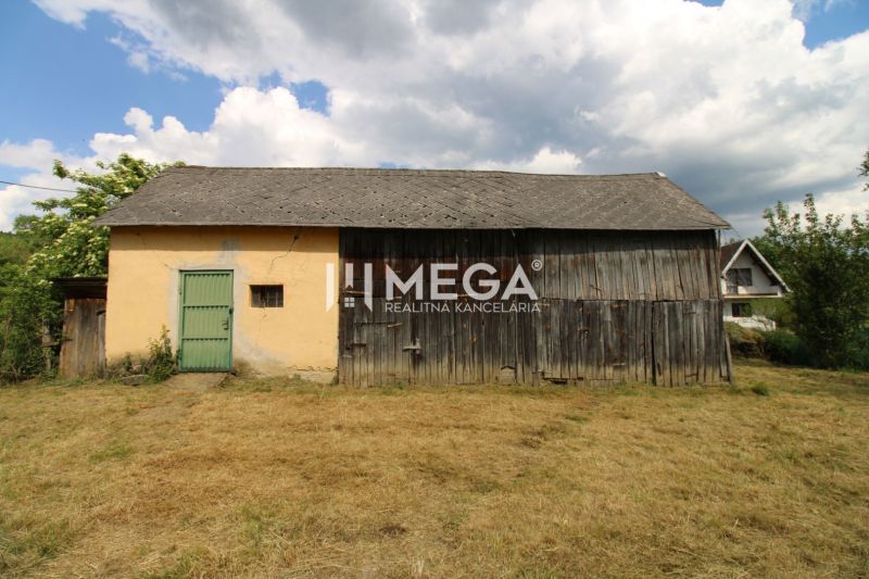 Régi pajta egy családi ház mellett Zbudská Belá-ban.