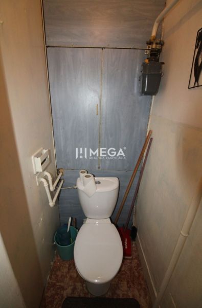 2 szobás lakás fa dekorációval ellátott WC-vel, alapvető felszereltséggel.