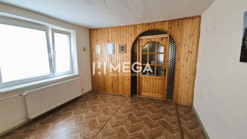 Családi ház belső tere fa dekorációjú padlóval és ajtókkal.