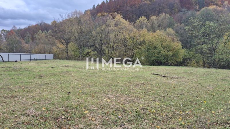 Építési telek Stakčínen a Československá armáda utcában, erdő közelében.