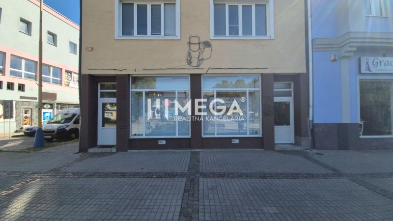 Kereskedelmi helyiségek a Szabadság téren, Homonnán, kirakattal és bejárati ajtóval a földszinten.