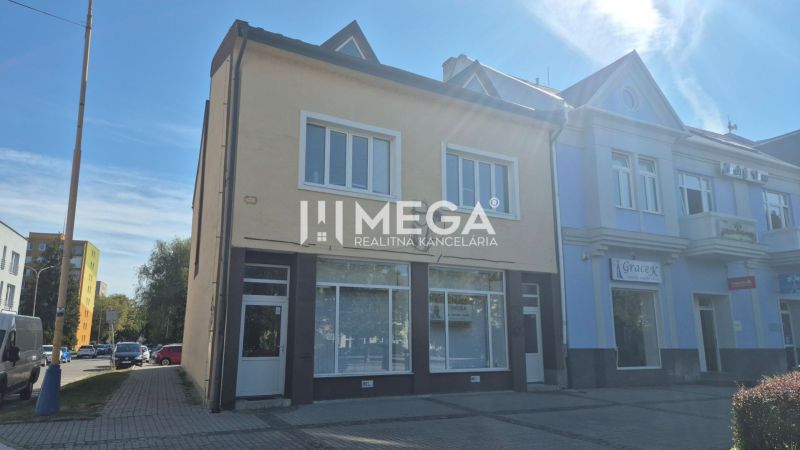 Üzlethelyiségeket tartalmazó épület a Szabadság téren, Homonnán.
