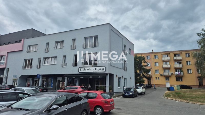 Az Osloboditeľov épület Humennéban irodákat és parkolót tartalmaz autók számára.