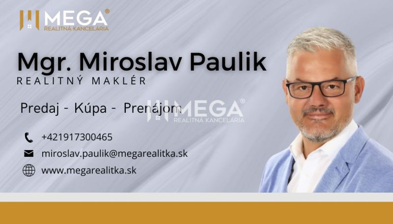 Ingatlanügynök névjegykártyája elérhetőségi adatokkal és az iroda logójával.