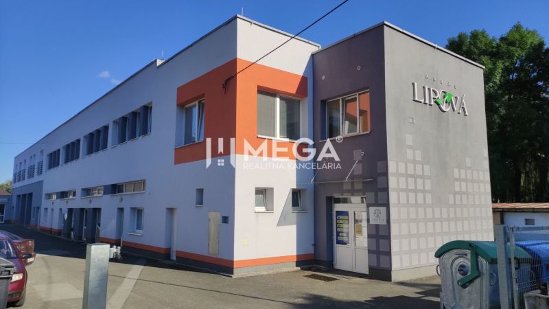 Irodaház a Lipová utcában, Homonnán, tiszta homlokzattal és parkolóval.