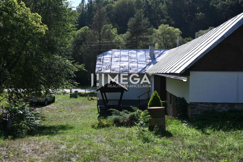 Kolbasovban, a Kolbasov utcában található családi ház zölddel és gyepesített területtel körülvéve.
