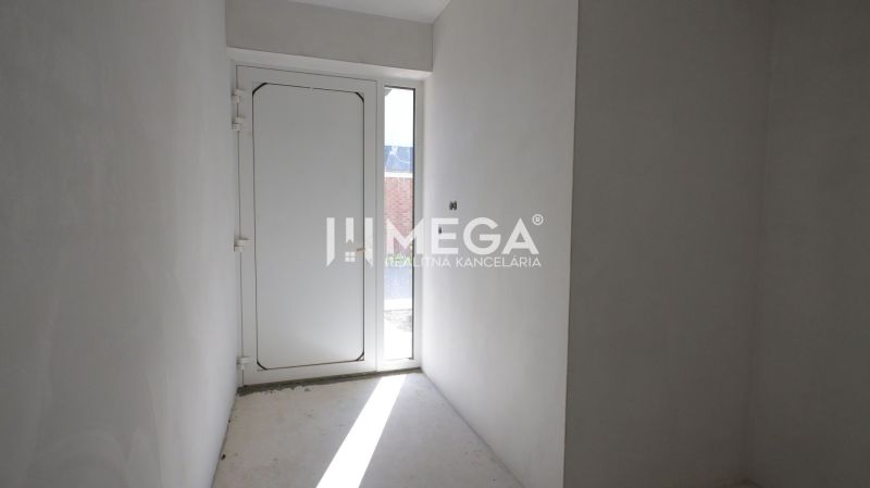 Előszoba fehér falakkal és ajtókkal egy családi házban.