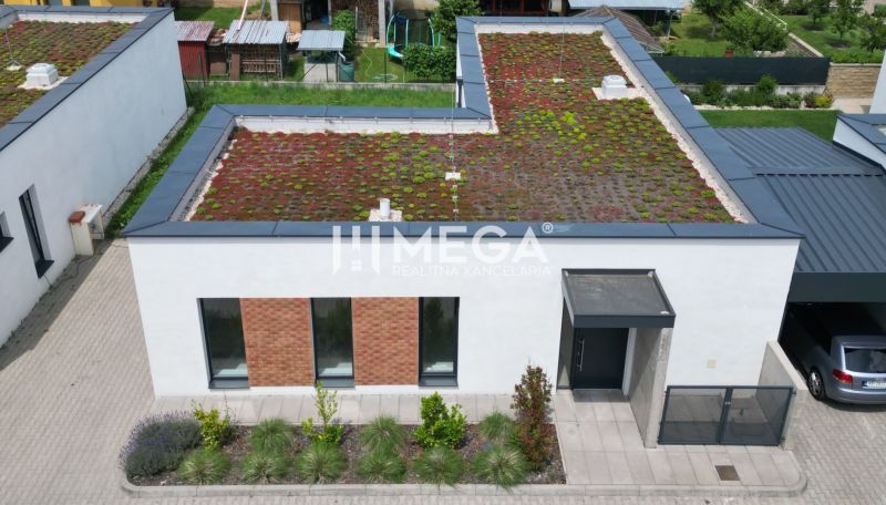 Családi ház a Humenné Gesztenye utcában extenzív zöldtetővel és parkolóhellyel.
