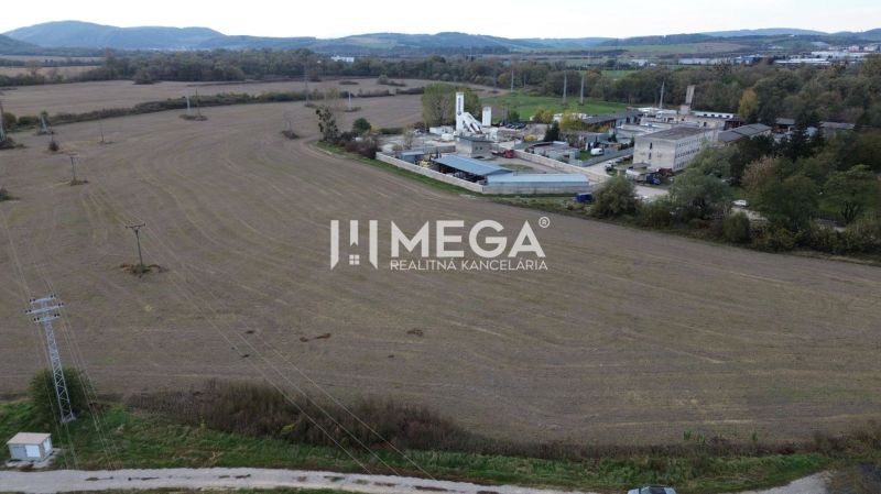 Kiterjedt mezők Jasenov szélén egy épülettel. Különleges ingatlanok Jasenovban.