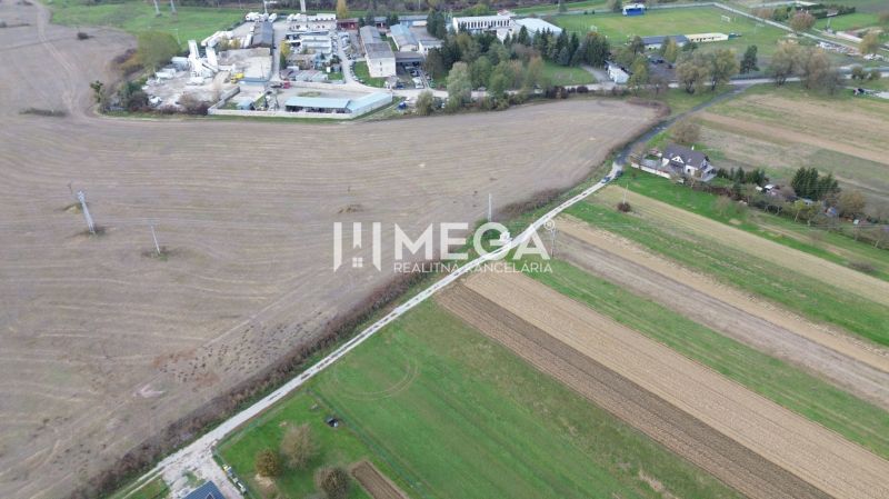 Légi felvétel a mezőkről és az ipari területről Jasenovban, a Jasenov utcán.