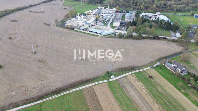 Légi felvétel a Jasenov utcai ipari övezetről Jasenov városában.