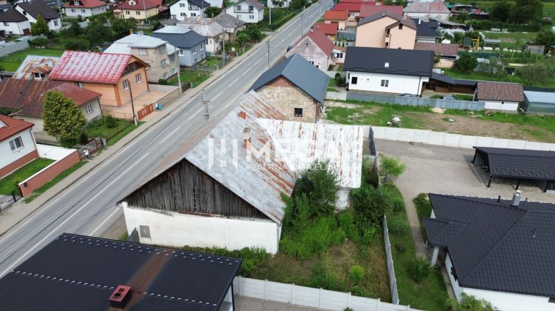 Béke utca Stakčíne-ben üzlethelyiségekkel és környező házakkal.