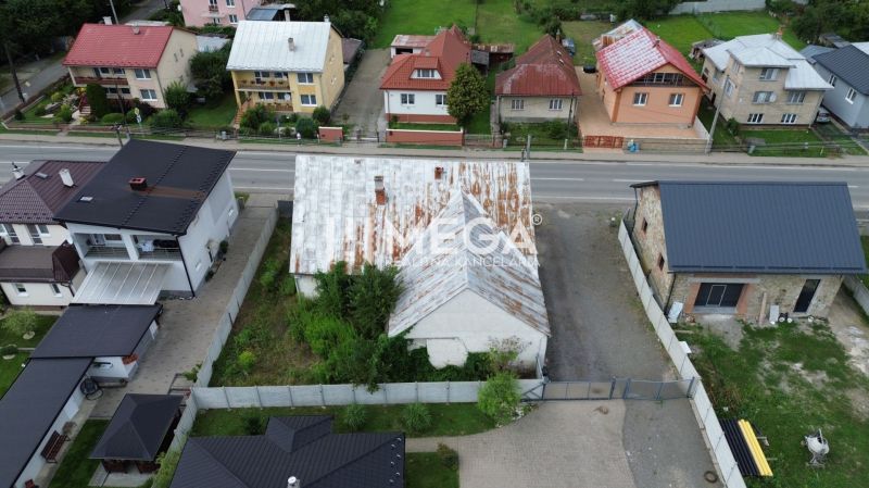 Kilátás a Békesség utcai épületekre Stakčínen, amelyeket zöldövezet vesz körül, alkalmas kereskedelmi helyiségek számára.